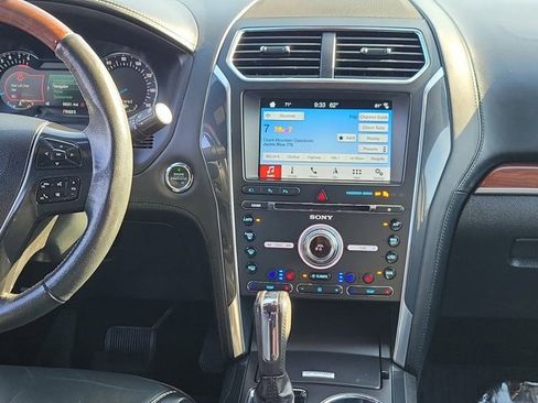 Certified 2018 Ford Explorer Platinum image 22