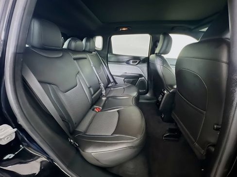 Used 2025 Jeep Compass Latitude w/ Sun & Sound Group AWD/4WD image 35