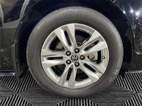 Used 2021 Toyota Sienna Limited image 12