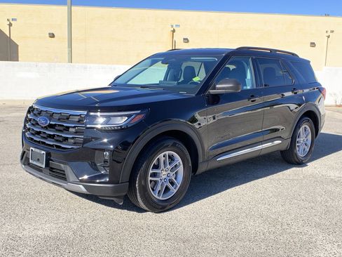 Used 2025 Ford Explorer Active w/ Active Comfort Package image 4