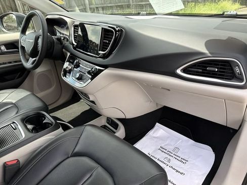 Used 2023 Chrysler Pacifica Touring-L FWD image 31