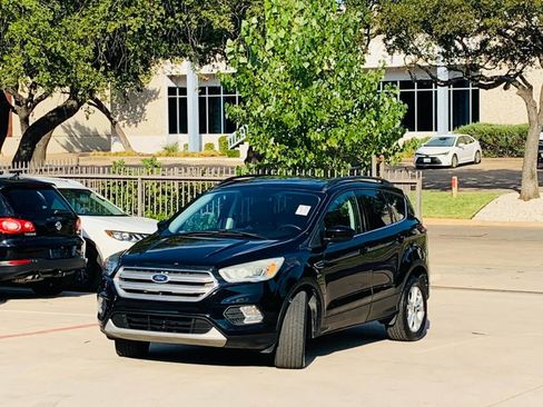 Used 2017 Ford Escape SE w/ SE Leather Comfort Package image 3