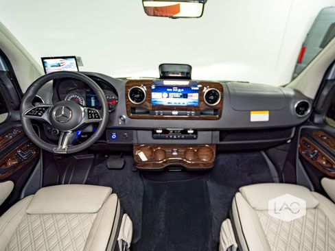 Used 2025 Mercedes-Benz Sprinter 2500 image 19