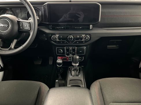 Used 2025 Jeep Wrangler Unlimited Rubicon AWD/4WD image 13