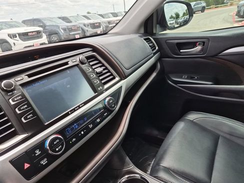 Used 2017 Toyota Highlander XLE FWD image 25