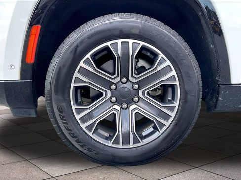 Used 2024 Jeep Wagoneer Series II w/ Flexible Seating Group RWD image 9