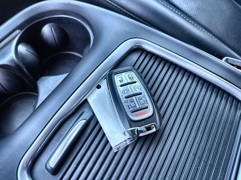 Used 2023 Chrysler Pacifica Touring-L image 33