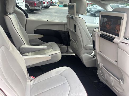 Used 2019 Chrysler Pacifica Limited w/ Advanced Safetytec Group FWD image 18