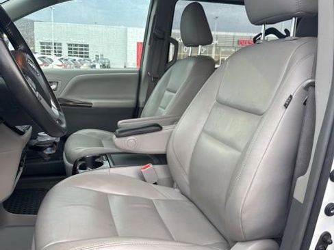 Used 2017 Toyota Sienna XLE w/ XLE Navigation Package image 9