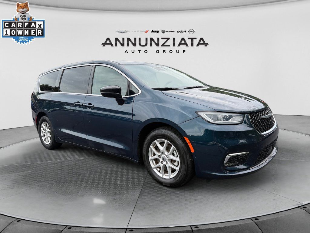 Used 2025 Chrysler Pacifica Select FWD image 7