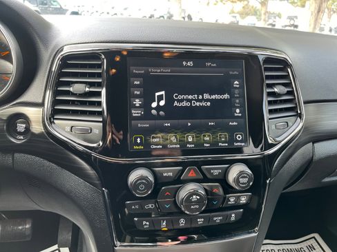 Used 2020 Jeep Grand Cherokee Altitude image 12