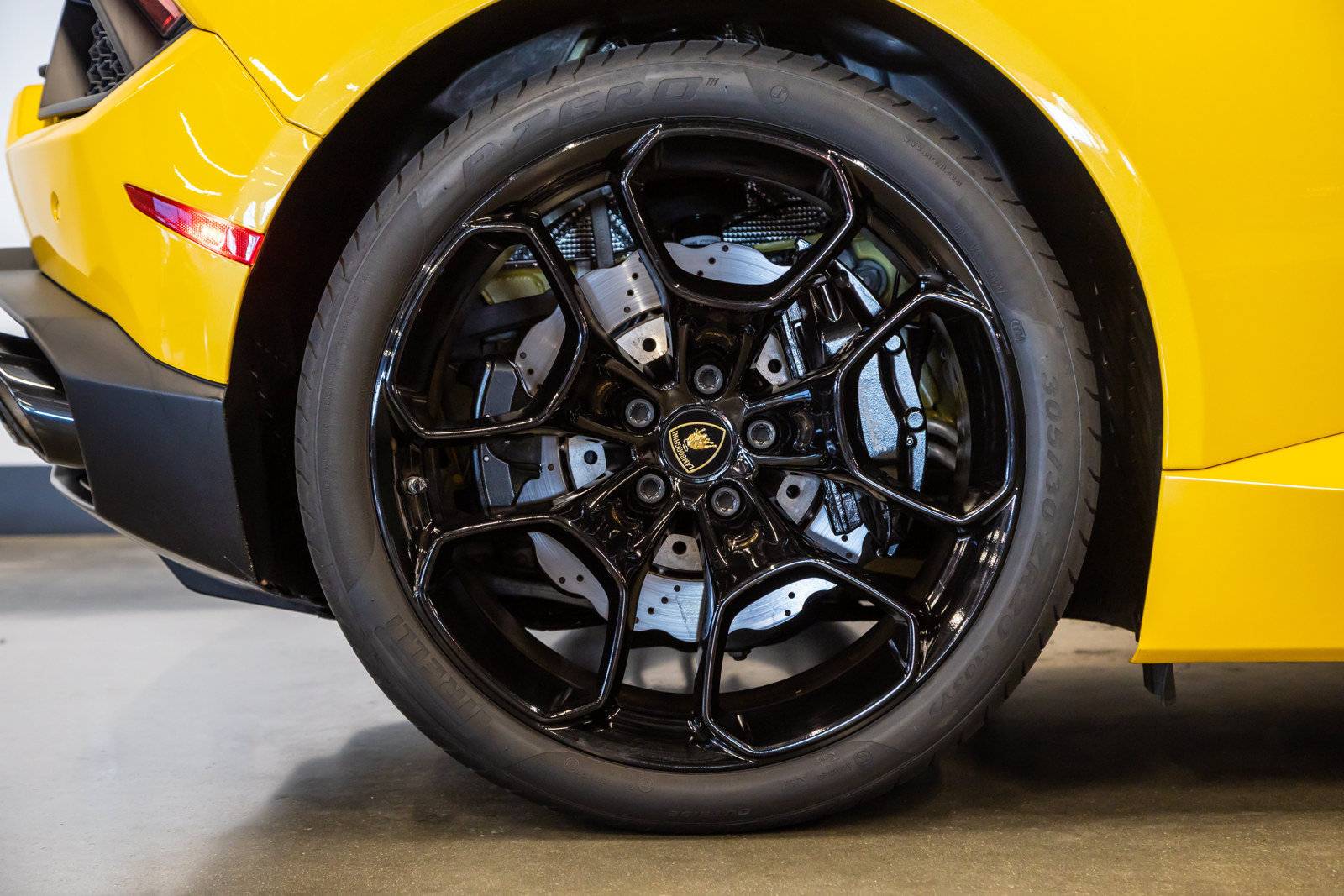Used 2018 Lamborghini Huracan LP 580-2 RWD image 17