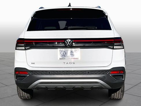 New 2026 Volkswagen Taos SE image 4