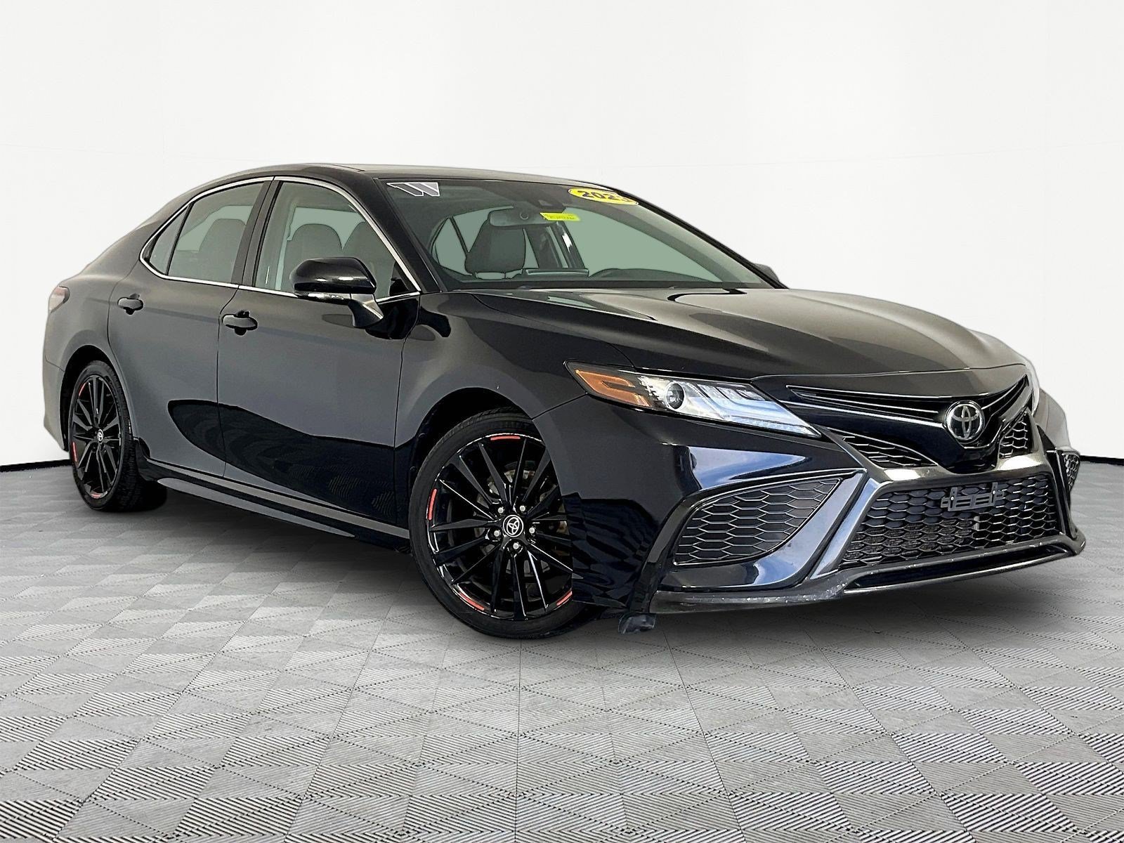 Used 2023 Toyota Camry XSE FWD image 3