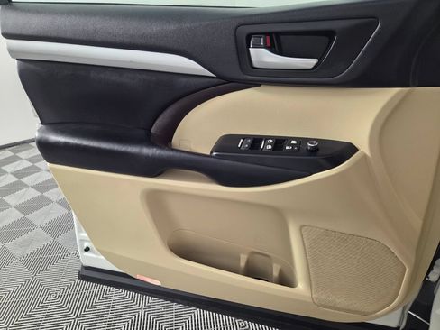 Used 2019 Toyota Highlander XLE FWD image 19