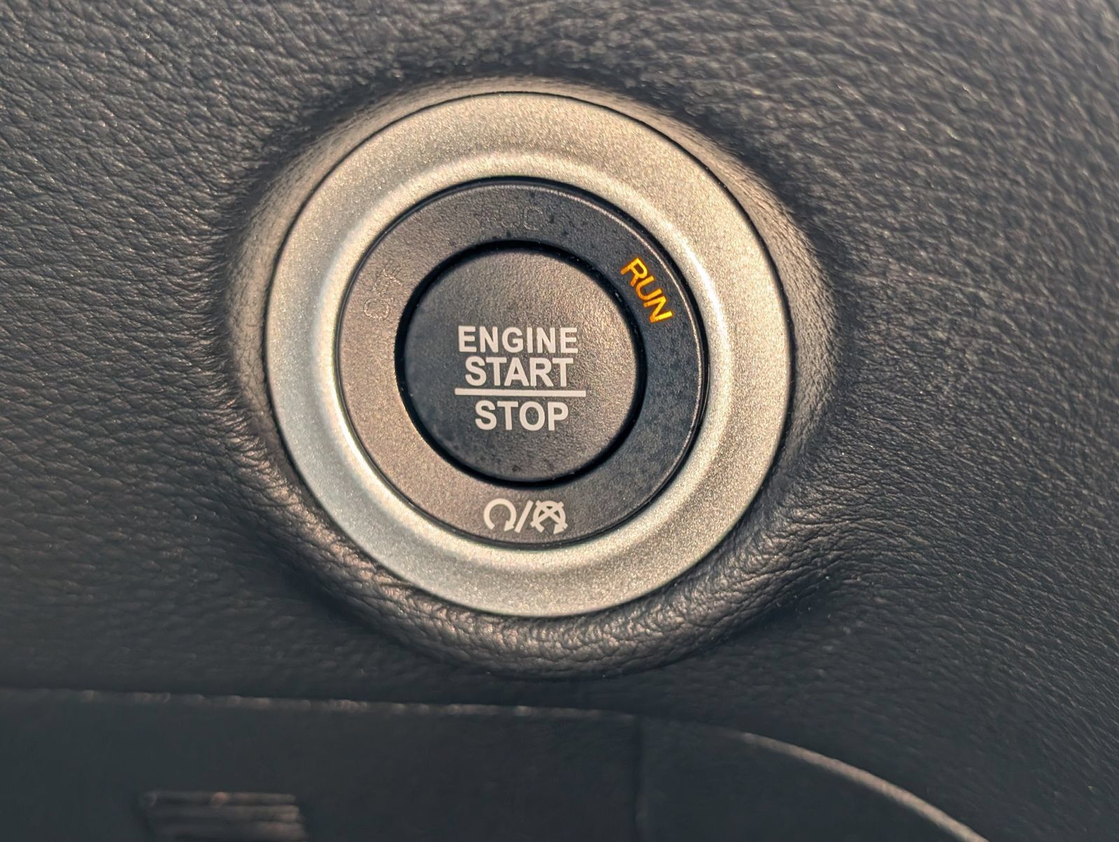 Used 2025 Chrysler Pacifica Limited FWD image 33