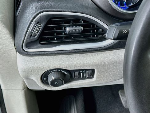 Used 2024 Chrysler Pacifica Touring-L FWD image 17