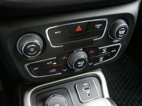 Used 2018 Jeep Compass Latitude w/ Popular Equipment Group AWD/4WD image 41
