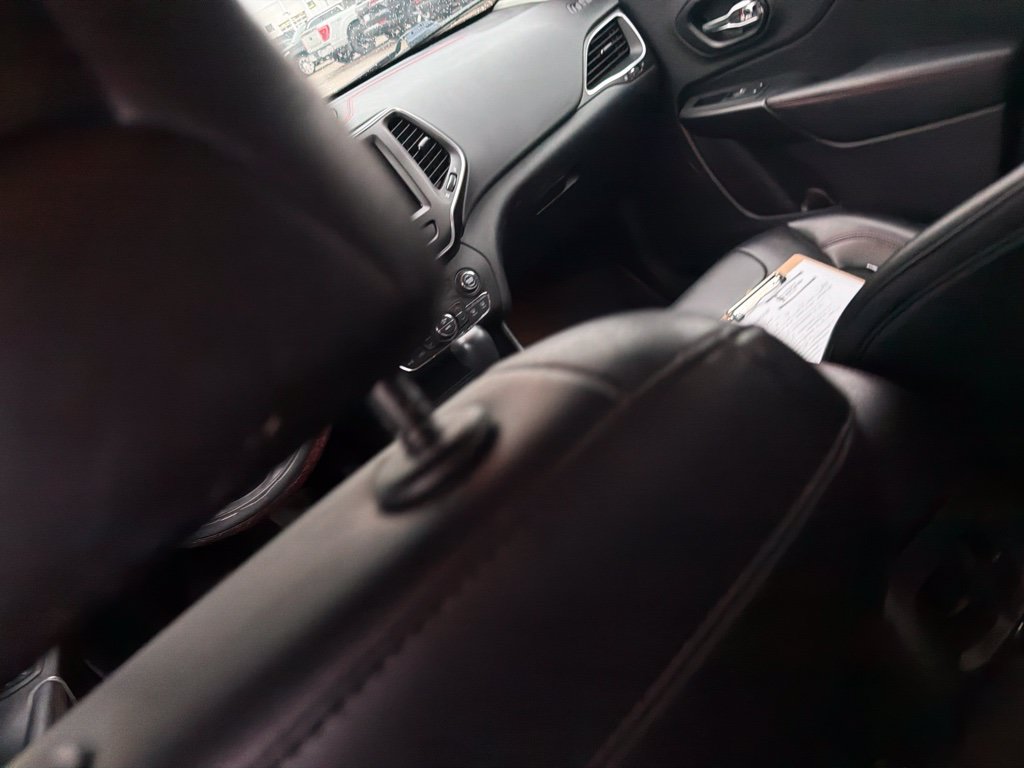 Used 2021 Jeep Cherokee Trailhawk AWD/4WD image 15