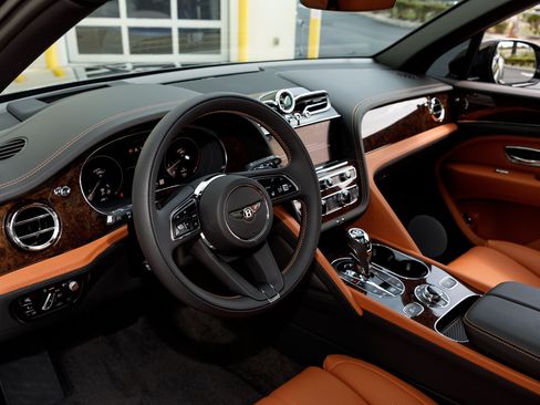 Certified 2023 Bentley Bentayga Extended Wheelbase AWD/4WD image 32