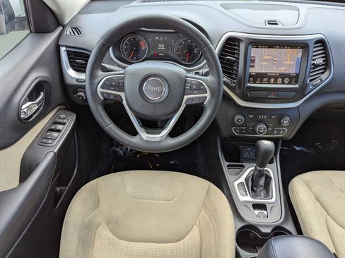 Used 2016 Jeep Cherokee Latitude w/ Comfort/Convenience Group FWD image 12