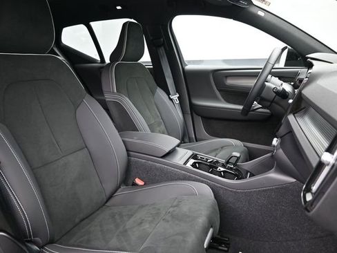 Used 2024 Volvo XC40 B5 Plus image 33