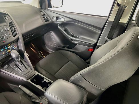 Used 2018 Ford Focus SE w/ SE Appearance Package FWD image 21