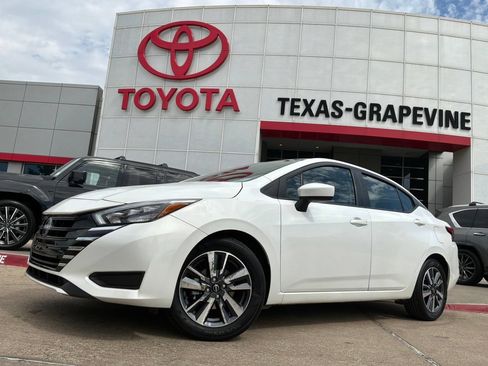 Used 2025 Nissan Versa SV FWD image 2