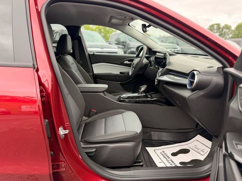 Used 2025 Chevrolet Trax LT FWD image 19
