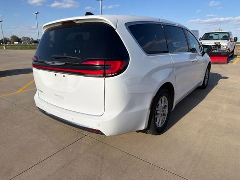 Used 2025 Chrysler Pacifica Select FWD image 3