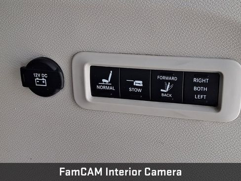 Used 2023 Chrysler Pacifica Limited w/ Uconnect Theater Family Group FWD image 41