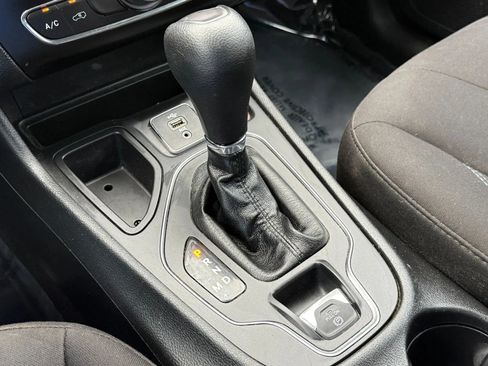 Used 2019 Jeep Cherokee Latitude w/ Popular Appearance Group FWD image 26