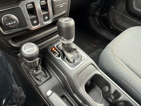 Used 2025 Jeep Wrangler Sport AWD/4WD image 29