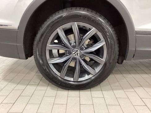 Certified 2023 Volkswagen Tiguan SE w/ Panoramic Sunroof Package AWD/4WD image 23