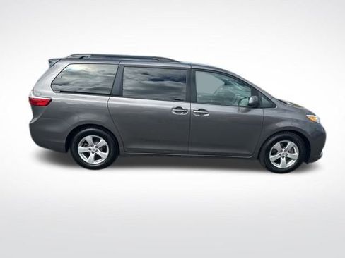 Used 2017 Toyota Sienna LE image 6
