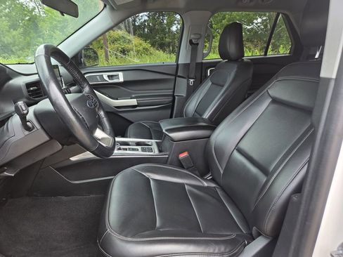 Used 2022 Ford Explorer XLT w/ Equipment Group 202A RWD image 13