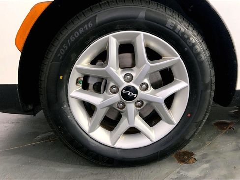 Used 2025 Kia Soul LX w/ LX Technology Package FWD image 9
