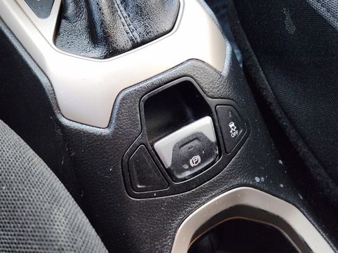 Used 2016 Jeep Renegade Latitude w/ Popular Equipment Group image 22