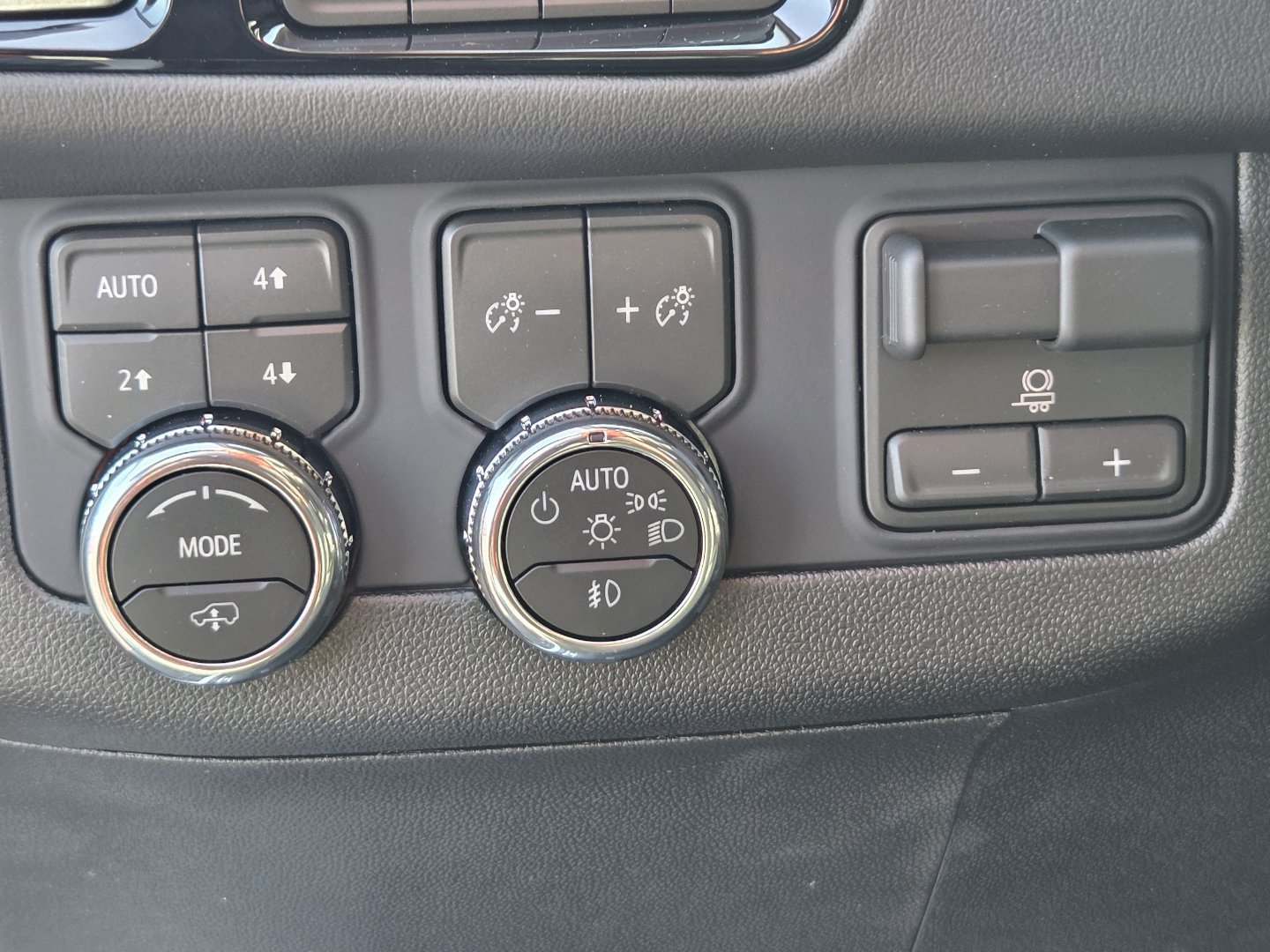 New 2026 GMC Yukon AT4 w/ AT4 Premium Plus Package AWD/4WD image 34