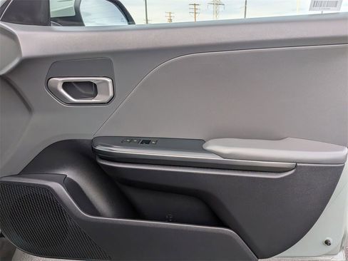 Used 2025 Kia K4 LXS image 32