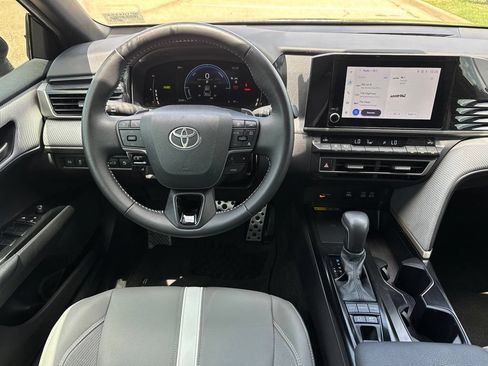 Used 2025 Toyota Camry SE w/ Convenience Package FWD image 9