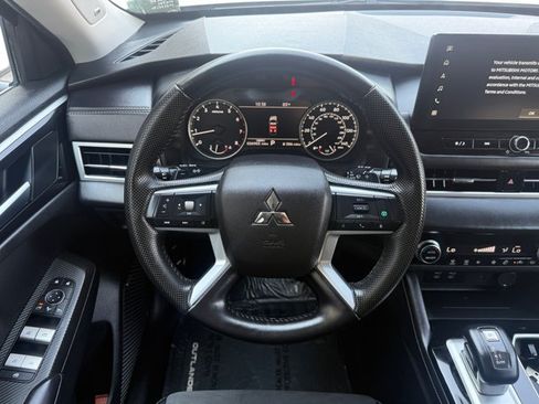 Used 2025 Mitsubishi Outlander SE AWD/4WD image 14
