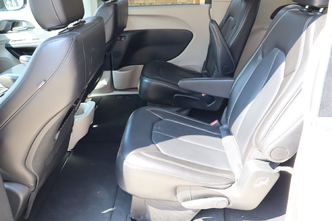 Used 2024 Chrysler Pacifica Touring-L FWD image 5