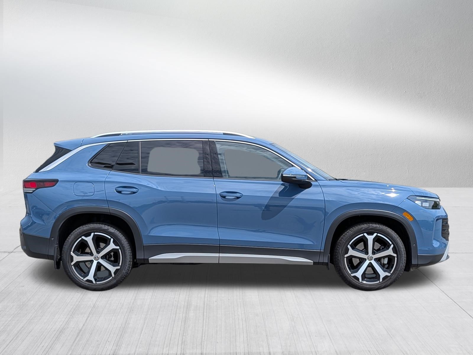 Used 2026 Volkswagen Tiguan SE AWD/4WD image 8