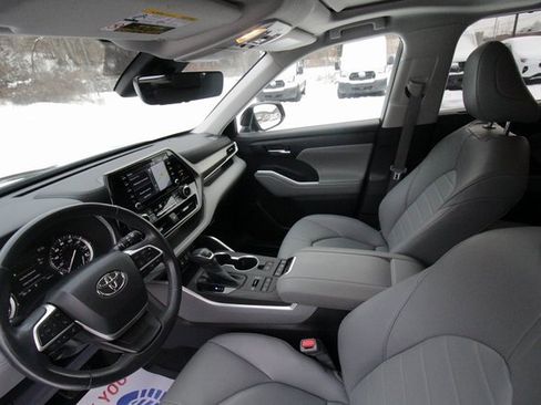 Used 2022 Toyota Highlander XLE image 14