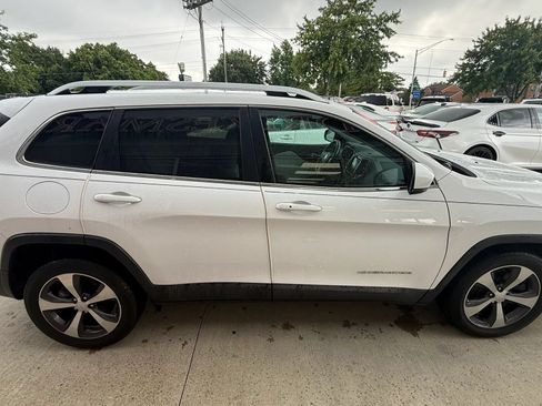 Used 2019 Jeep Cherokee Limited w/ Luxury Group FWD image 7