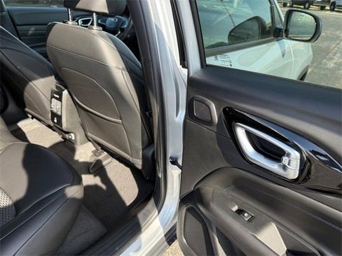 New 2025 Jeep Compass Latitude w/ Sun & Sound Group image 10