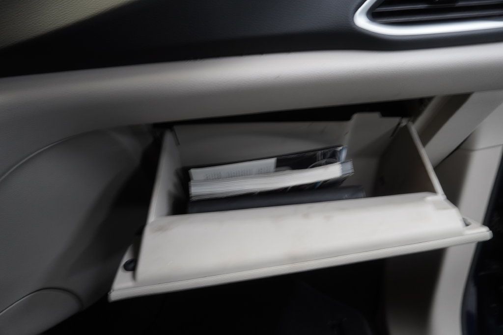 Used 2017 Chrysler Pacifica Touring FWD image 37