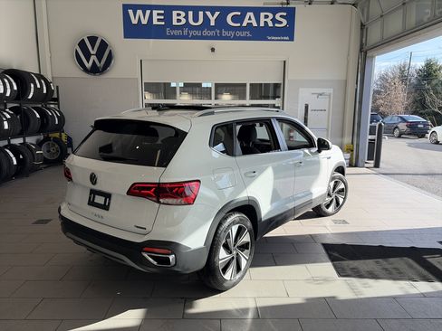 Used 2024 Volkswagen Taos SE w/ Panoramic Sunroof Package image 4
