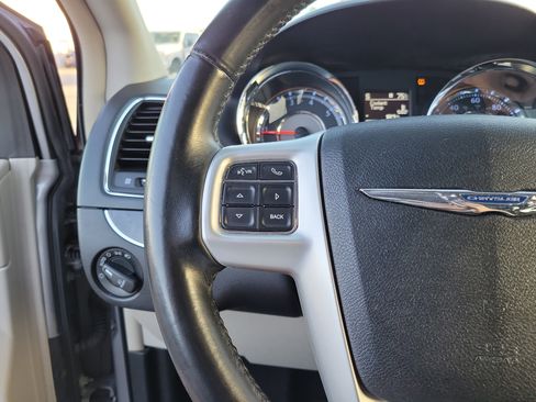 Used 2016 Chrysler Town & Country Touring image 12